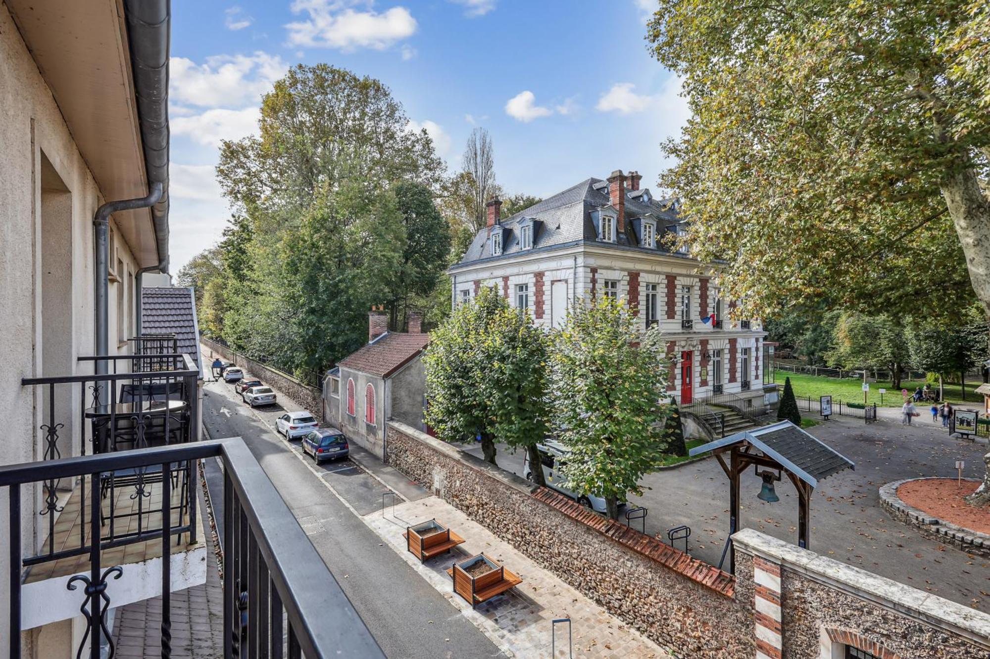 Studio Avec Jacuzzi & Vue Sur Le Parc Soubiran Dammarie-les-Lys Exterior photo